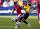Ángel Mena (d), atacante de la selección ecuatoriana, confía en lograr un resultado positivo ante Uruguay en Montevideo.