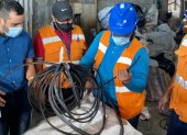 Control. El Municipio y Policía hacen operativos en recicladora con el apoyo de los técnicos de CNT que pueden identificar si ese cable es uno de los robados a la empresa.