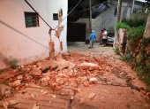 Familias salen de sus viviendas este martes, debido al sismo de 7.1 en el balneario de Acapulco en el estado de Guerrero (México). Un sismo de magnitud 7,1 sacudió este martes el centro y sur de México, sin que hasta ahora se reporten víctimas o daños materiales.