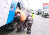 Un técnico de la ATM realiza revisa las llantes de un bus urbano de Guayaquil en un control de la ATM.