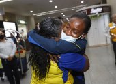 La saltadora y velocista ecuatoriana se fundió en un abrazo con su madre, Narcisa España, apenas salió del arribo internacional del aeropuerto, en Guayaquil.