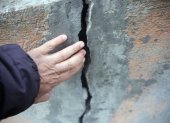 Temor. Hasta dos dedos entran por las grietas de algunas de las casas.