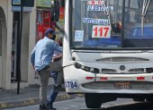 Transporte. Los ciudadanos pagan el pasaje de 30 centavos de dólar a un bus urbano en Guayaquil.