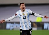 Lionel Messi de Argentina celebra un gol hoy, en un partido por las eliminatorias sudamericanas al Mundial de Catar 2022.