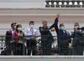 El presidente Lasso, con Carapaz a su derecha, levantó la mano también del padre del ciclista, quien lo acompañó al balcón del palacio de Carondelet.