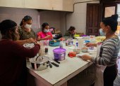 Un grupo de mujeres indígenas preparan alimentos en un restaurante,  en San Cristóbal de las Casas, de Chiapas.  Carlos López / EFE