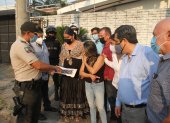 Acción.Un grupo de moradores de Urdesa central, junto a la policía, recorre la calle Bálsamos para inspeccionar las 16 cámaras instaladas.