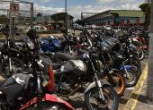 1. Vehículos. La antigua estación de La Y funciona ahora como un patio de retención vehicular. Desde el exterior se visualiza una gran cantidad de motos y autos agolpados.