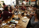 María Gracia Pólit (primera a la izquierda) celebra su cumpleaños y que ha vuelto a ver físicamente a sus amigos con una comida en el Mercado del Río.