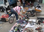 Aproximadamente 500 comerciantes informales se toman varias cuadras del suburbio de Guayaquil, para la venta de todo tipo de artículos en su mayoría usados.