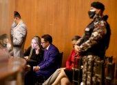 Carrión se reunió en la Asamblea con su esposa Priscila Schettini bajo la atenta mirada de los agentes penitenciarios.