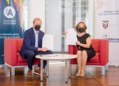 Bradley Hilgert, vicerrector académico y Elena Machuca, ministra de Cultura y Patrimonio, firmaron el documento.