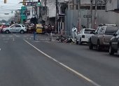 La escena del crimen. Una pareja fue baleada mientras circulaba en una motocicleta. La Policía recogió más de 20 casquillos de bala en el sitio.