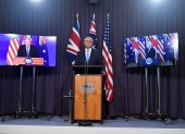 El primer ministro australiano, Scott Morrison (C), en un diálogo virtual con Boris Johnson y Joe Biden. MICK TSIKAS /EFE