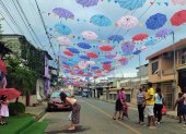 Familias. Habitantes de los vecindarios aledaños recorren Rosa María para fotografiarse.