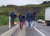 Grupos de migrantes venezolanos caminan por una carretera en la región de Tulcán (Ecuador).