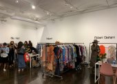 Varias personas miran los diferentes diseños de las marcas participantes en la feria FashionLab Market hoy viernes en Nueva York.