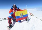 El montañista ecuatoriano Santiago Quintero luce la bandera tricolor en la cumbre del pico Lenin, a 7.165 metros de altura.