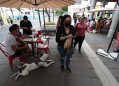 Amigos y familias llegaron a la calle Panamá que está peatonalizada.