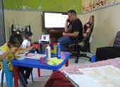 Washington Sánchez ayuda a sus dos hijos, que estudian en la Unidad Educativa Mariscal Sucre, en las clases virtuales en casa, mientras él labora en la modalidad de teletrabajo.