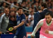 Lionel Messi y su gesto de reclamo al técnico Mauricio Pochettino al ser reemplazado.