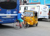 Imprudencia. En el sur de Guayaquil una tricimoto realiza una maniobra que irrespeta la Ley de Tránsito y casi choca contra un ciclista.