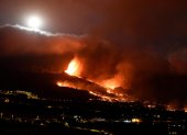 El volcán que surgió el domingo en La Palma cuenta desde esta noche con una nueva boca eruptiva en las cercanías del pueblo de Tacande, en El Paso, lo que ha obligado a ampliar las evacuaciones.
