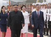 El líder norcoreano Kim Jong-un (izq) hace las advertencias a Washington sobre el pacto. PYOENGYANG  / EFE L