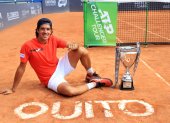 Facundo Mena posa junto al trofeo del Challenger de Quito que significó su regreso al podio del circuito ATP. El Arrayanes Country Club fue sede del torneo.
