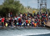 Migrantes procedentes de Haití esperan en el río Bravo para cruzar rumbo a Estados Unidos.