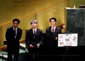 (i-d) Taehyung/V, Suga y Jin de la banda surcoreana BTS participan en el evento SDG Moment en la 76 Asamblea General de Naciones Unidas en Nueva York (EE.UU.), este 20 de septiembre de 2021.