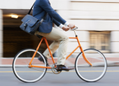 Cada vez más personas optan por movilizarse en "bici" incluso a los trabajos.