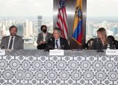 AME5196. NUEVA YORK (ESTADOS UNIDOS), 20/09/2021.- Fotografía cedida que muestra al presidente de Ecuador, Guillermo Lasso (c), con el ministro de Exteriores, Mauricio Montalvo (i) y la embajadora ecuatoriana en Washington, Ivonne Baki (d), en una reunión organizada por Goldman Sachs, hoy lunes en Nueva York. Lasso dedicó su primera jornada en N.Y. a reuniones con inversores y analistas, a los que trató de convencer del cambio registrado en su país y el nuevo aperturismo que enarbola. EFE/ Secom /SOLO USO EDITORIAL/ SOLO DISPONIBLE PARA ILUSTRAR LA NOTICIA QUE ACOMPAÑA (CRÉDITO OBLIGATORIO)