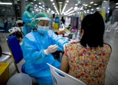Una mujer es vacunada contra la covid-19 en Bangkok.EFE/EPA/DIEGO AZUBEL