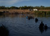 Fotografía del pasado miércoles de migrantes, en su mayoría haitianos, cruzando el Río Bravo en la frontera entre México y EE.UU.