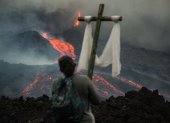 Una persona observa un río de lava del volcán Pacaya en San Vicente Pacaya (Guatemala).