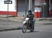 Un policía patrulla en su moto en las calles de Guayaquil (Ecuador). Fotografía de archivo.