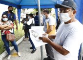 EN LOS EXTERIORES DEL CNEL DE LA GARZOTA SE ENCUENTRAN ESPERANDO DECENAS DE USUARIOS PARA SER ATENDIDOS EN LOS DIFERENTES RECLAMOS/JIMMY NEGRETE/GUAYAQUIL-ECUADOR