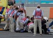 El equipo médico atiende al piloto de SuperSport300 Dean Berta Viñales (Viñales Racing Team) accidentado durante la primera carrera del Campeonato del Mundo que se celebra este fin de semana en el Circuito de Velocidad de Jerez-Ángel Nieto en Cádiz.