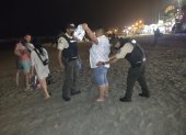 Policías requisan a los visitantes de Montañita, en la playa, para evitar el microtráfico.