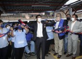Presencia. Jorge Yunda inauguró el techado de nuevos puestos en el mercado de la plataforma 1 de Mayo.