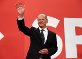 Olaf Scholz, candidato a canciller de los socialdemócratas alemanes (SPD), saluda a los partidarios en reacción a los resultados iniciales en la sede del SPD.
