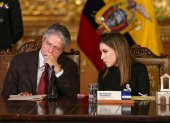 El presidente Guillermo Lasso (i), junto a la secretaria de Derechos Humanos, Bernarda Ordóñez (d), participan hoy lunes, en la ceremonia de activación del Sistema Nacional de Erradicación de la Violencia de Género, en donde el mandatario afirmó que "no podemos permitir que continúe el alto índice de violencia en contra de las mujeres. Esa es una violación a los derechos humanos".