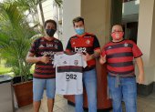 Tres hinchas de Flamengo esperaron por sus ídolos, pero no se dejaron ver.