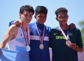 Wilson Navarrete (c) se consagró en los 2.000 m con obstáculos.