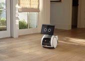 Fotografía cedida por Amazon donde se muestra su pequeño robot Astro mientras pase por una casa.