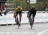 El esloveno Tadej Pogacar del UAE-Team Emirates y el ecuatoriano Richard Carapaz (d) del Ineos Grenadiers durante la última disputa del Tour de Francia 2021.

Saint Gaudens (France), 13/07/2021.- Yellow Jersey Slovenian rider Tadej Pogacar (L) of the UAE-Team Emirates and Ecuadorian rider Richard Carapaz (R) of the Ineos Grenadiers team approach the finish line of the 16th stage of the Tour de France 2021 over 169 km from Pas de la Case to Saint Gaudens, France, 13 July 2021. (Ciclismo, Francia, Eslovenia) EFE/EPA/GUILLAUME HORCAJUELO Tour de France 2021 - 16th stage
