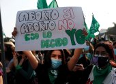 Grupos de mujeres participan en un plantón para pedir aborto legal, seguro y gratuito, en el marco del Día internacional de la despenalización del aborto, hoy, frente al Palacio de Justicia en Lima (Perú).
