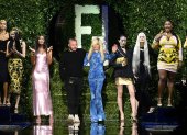 Kim Jones y Donatella Versace despidiéndose al final de la pasarela.