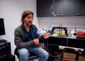 Fotografía del 27 de septiembre de 2021 que muestra al investigador del Institut Pasteur de Montevideo Andrés Kamaid durante una entrevista con Efe, en Montevideo (Uruguay).